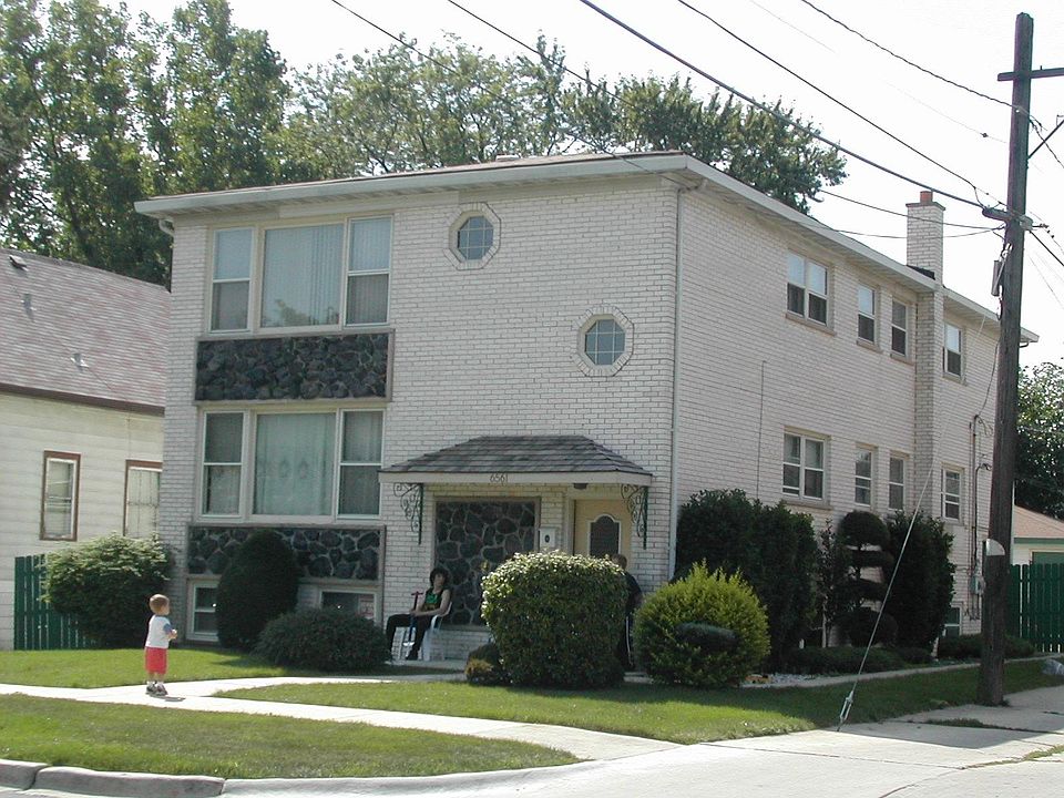1st image of 6561 W Cornelia Ave #1