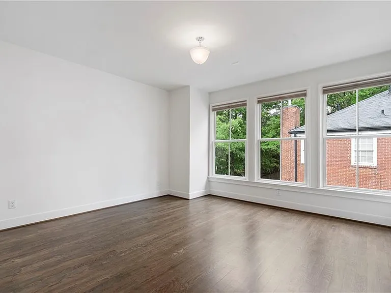 2711 Southwell St NE — Photo 32
