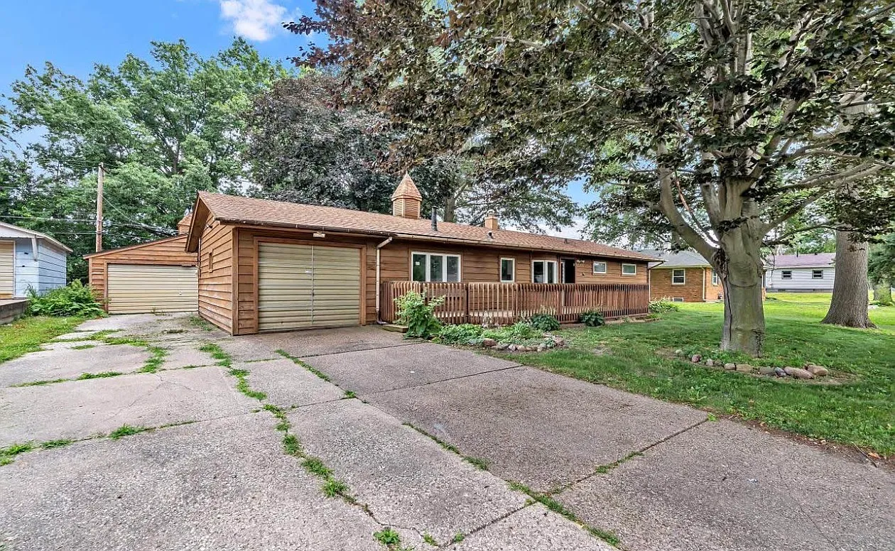 3 bed, 1294 sqft, $1,600 — Photo 1