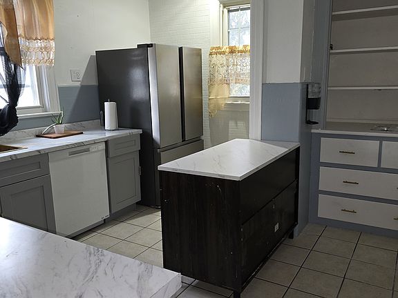 3rd image of 170 Spring St Floor 1