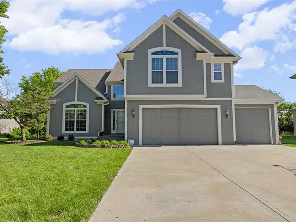 10137 Theden Cir, Lenexa, KS 66220