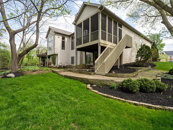 3rd image of 8869 Larchmont Ct