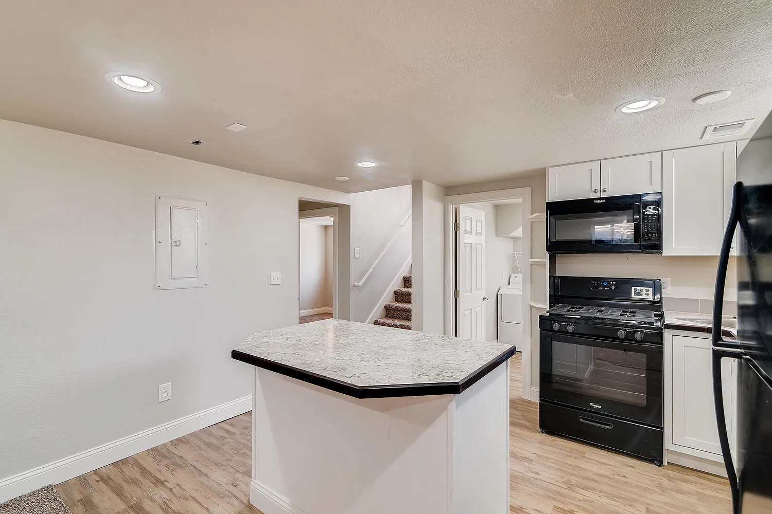 2 bed, 864 sqft, $1,300 — Photo 3