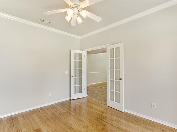 5th image of 2400 Warwick Cir