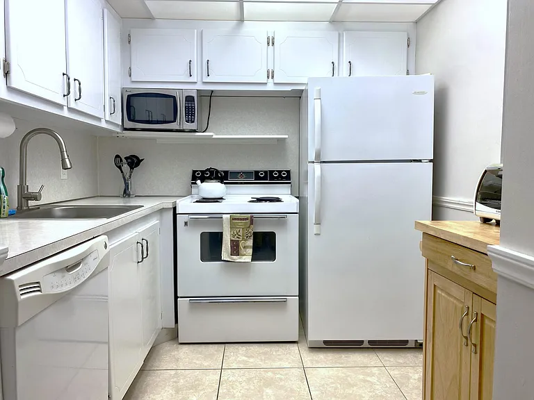 335 Farnham Cres #P — Photo 8