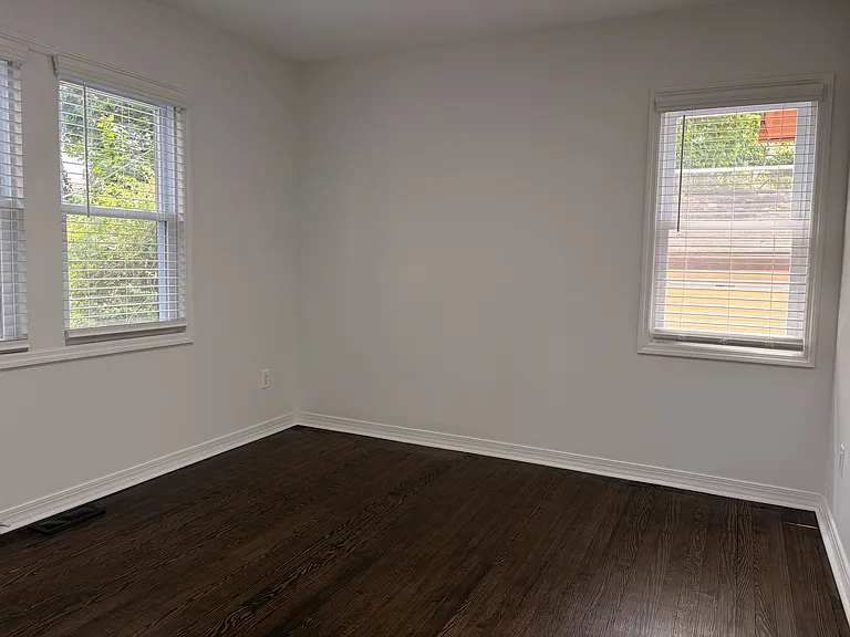 298 Farrant Ter — Photo 11