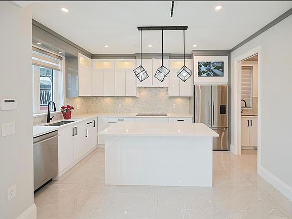 4th image of 2984 Kitchener St
