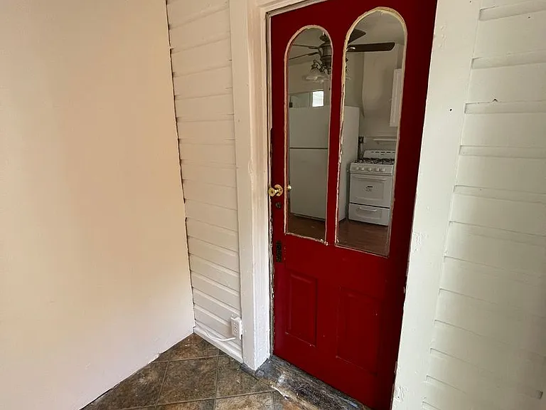 729 Blake Ave — Photo 2