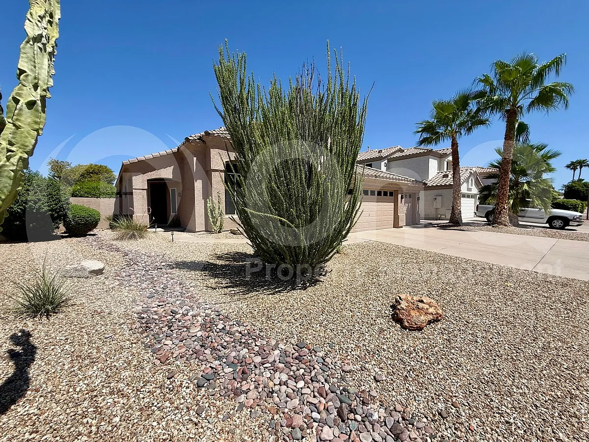 3 bed, 2.5 bath, 2208 sqft, $2,446 — Photo 2
