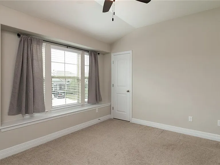 104 Auburn Cv — Photo 29