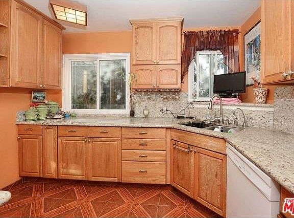 4th image of 13142 Dewey St
