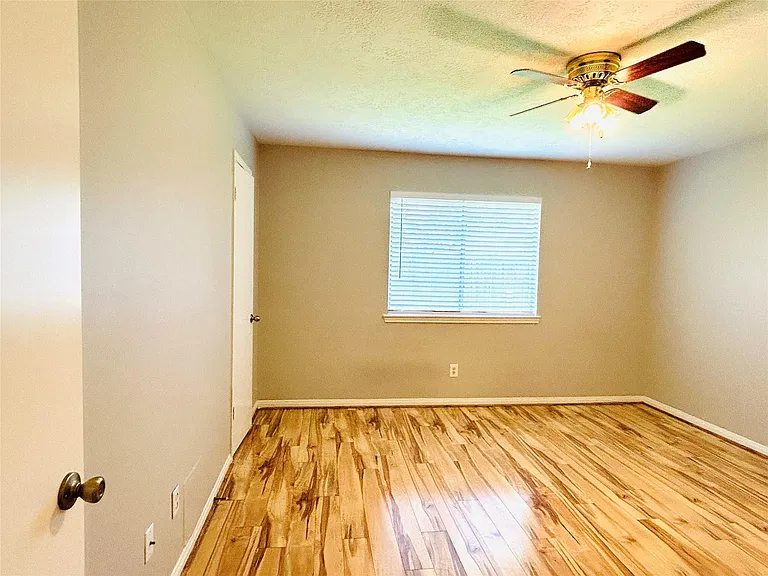 1404 Helmsley Dr — Photo 27