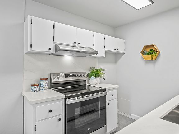 3rd image of 978 Kiely Blvd Unit E