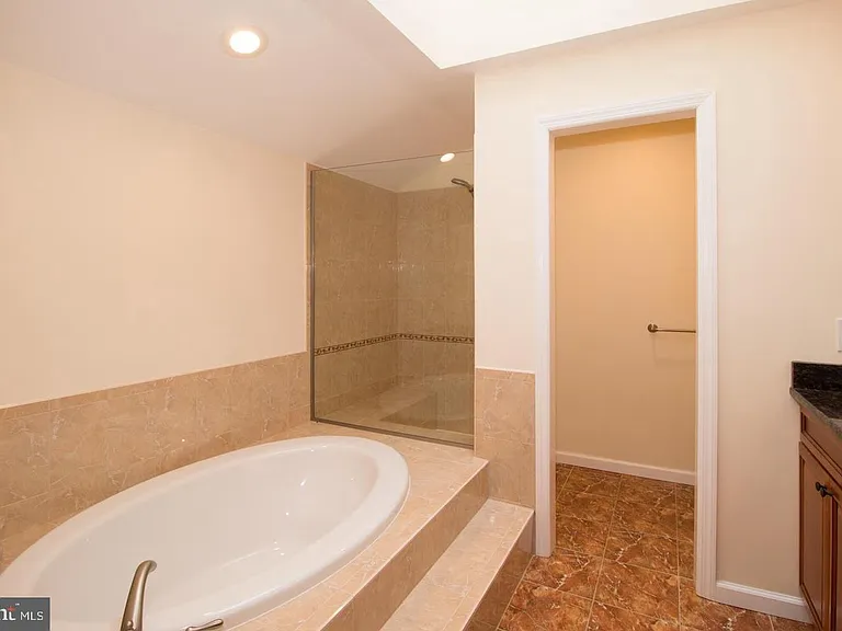 80 Sayre Dr — Photo 9