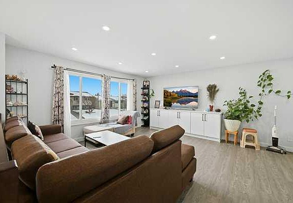 5th image of 171 W Rundlefield Cres NE