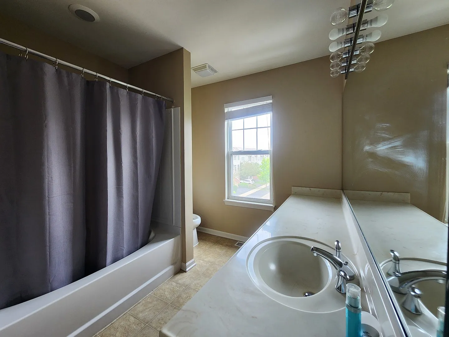 3 bed, 2.5 bath, 1850 sqft, $2,800 — Photo 4