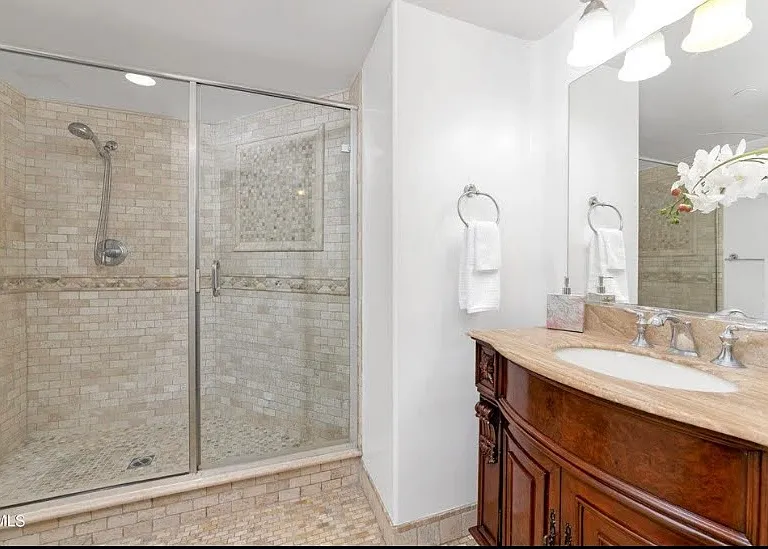 272 N Chester Ave #105 — Photo 17