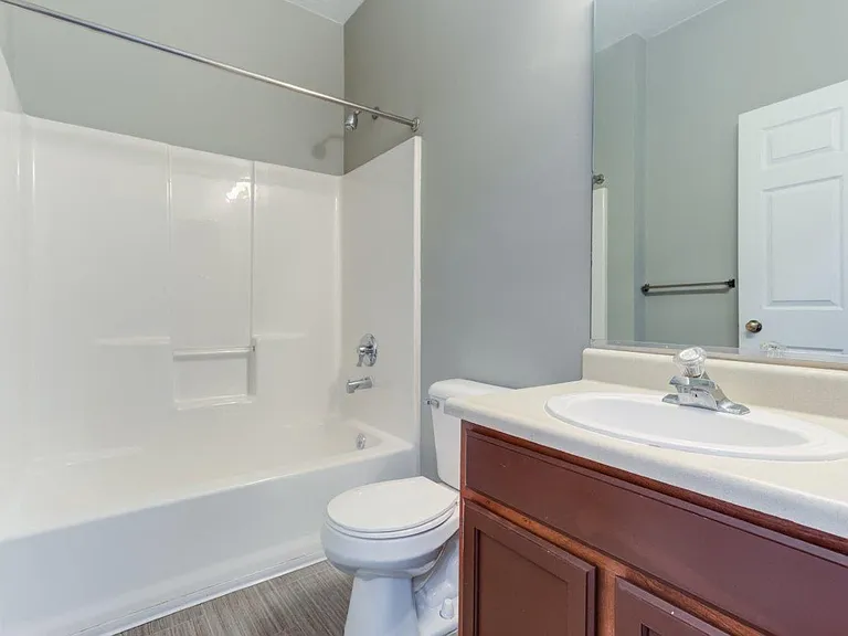 Avalon at Northbrook Apartments and Townhomes — Photo 9