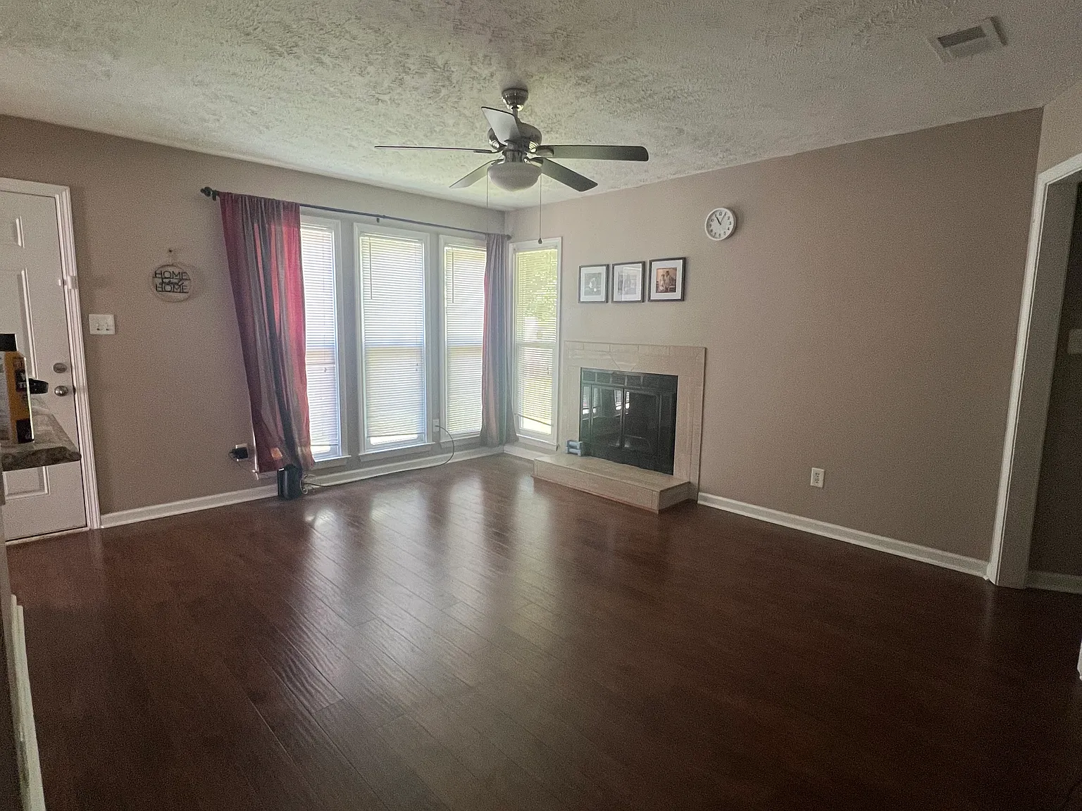 3 bed, 972 sqft, $1,500 — Photo 2