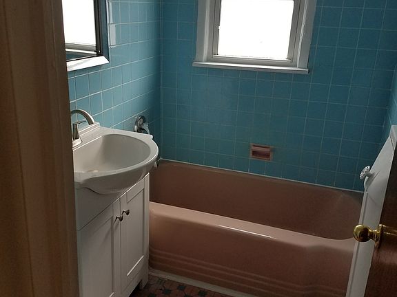 very well maintain bathroom, clean and stylish