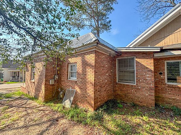 3rd image of 236 Gordon St SW