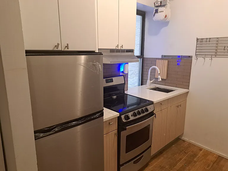 3694 Broadway #4B — Photo 2