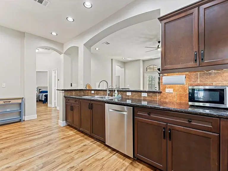 976 Northampton Dr — Photo 5
