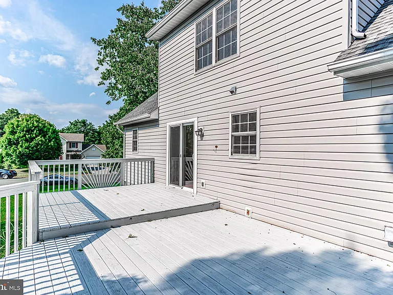121 Nottingham Ct — Photo 45