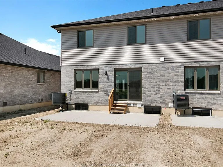 3546 Hallee Cres — Photo 24