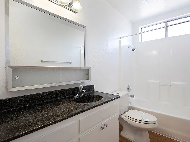 Royal Village Apartments — Photo 30