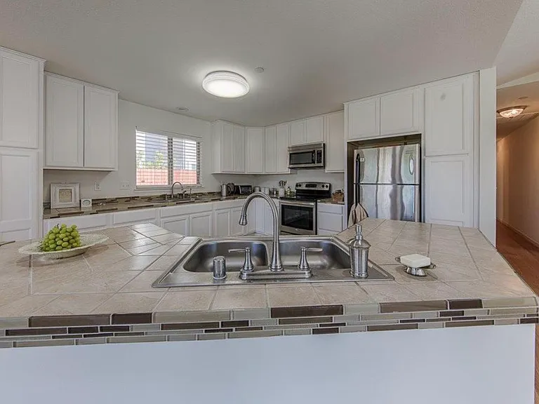 2422 Pinehurst Ct — Photo 2