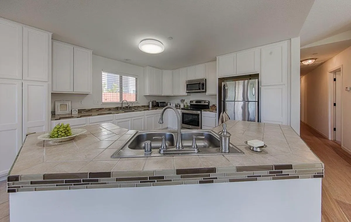 Building Photo - 2422 Pinehurst Ct