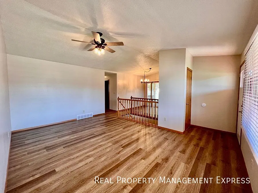 Beautiful 3 Bed 2 Bath House in West Sioux Falls — Photo 3