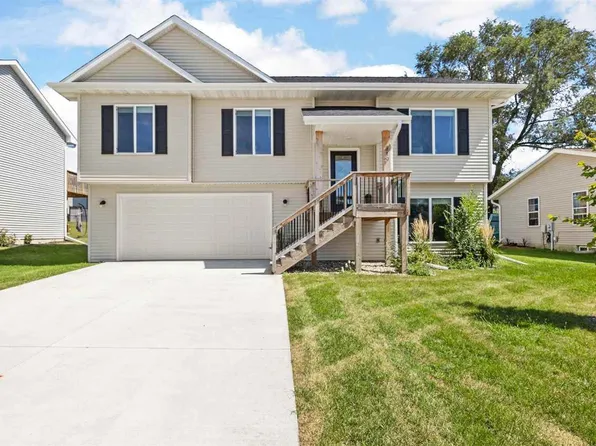 819 Fairview Dr, Coralville, IA 52241