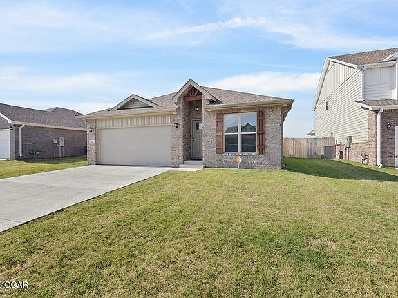 3rd image of 207 Molly Dean Dr