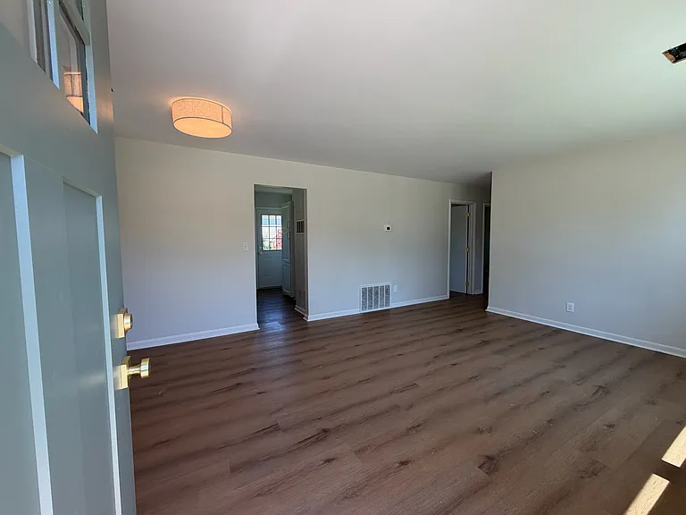1009 Hudson Ave — Photo 6