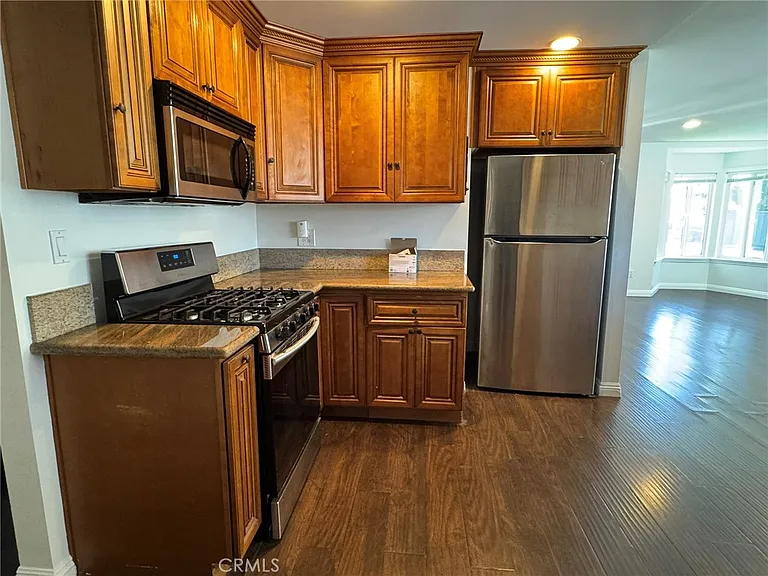 1041 W Acacia Ave — Photo 7