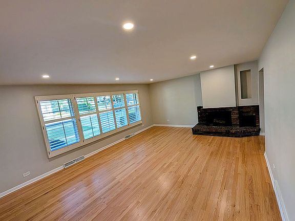2nd image of 320 N Main St