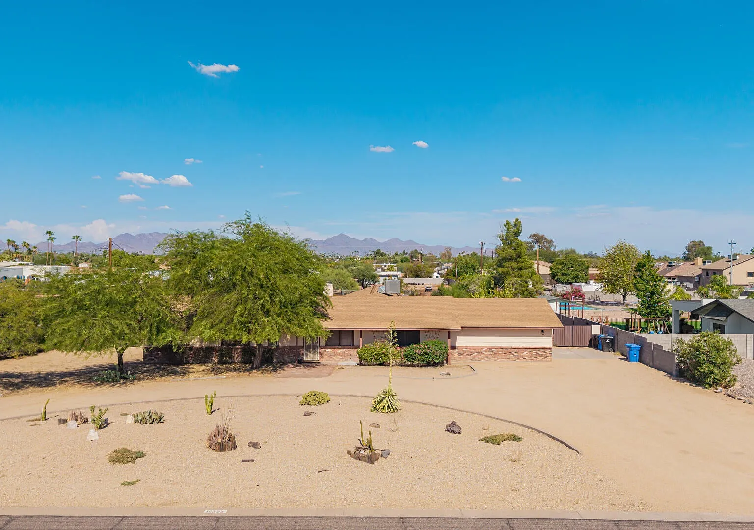 5 bed, 2949 sqft, $4,800 — Photo 2