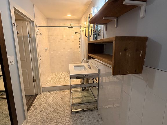3rd image of 6704 S Himes Ave