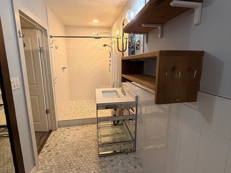 6704 S Himes Ave — Photo 3