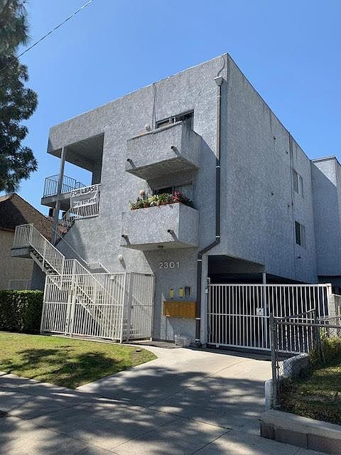1st image of 2301 N Niagara St APT 101