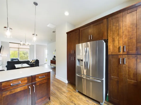 13222 Bee St, Farmers Branch, TX 75234