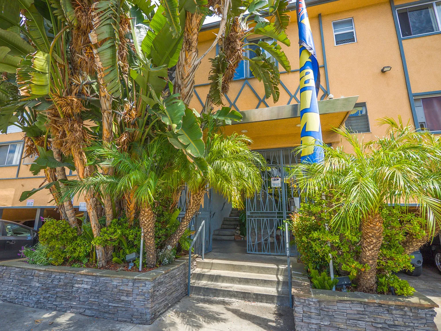 334 S. Hobart Blvd — Photo 3