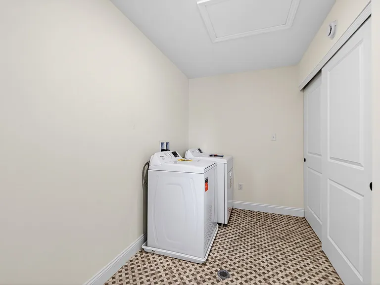 145 Sesame Loop — Photo 34