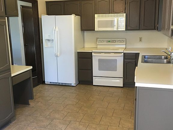 Eat-in Kitchen with all appliances