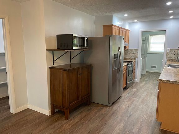 4th image of 903 Valley View St