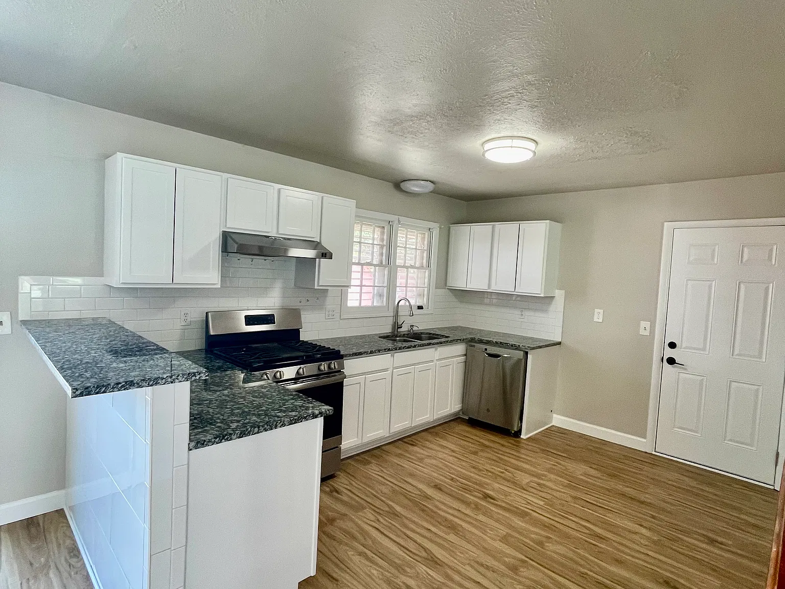 3 bed, 1.5 bath, 1200 sqft, $1,450 — Photo 3