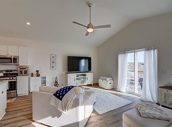 2nd image of 1232 Tivoli Cir
