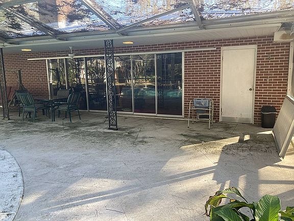 Sliding doors out to pool 